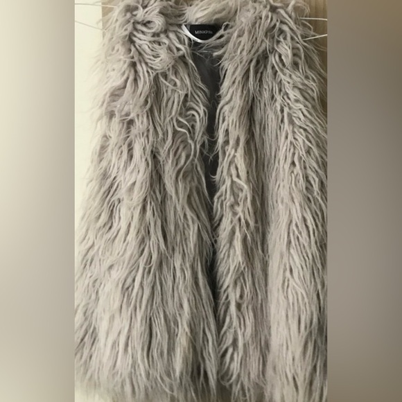 MINKPINK GRAY FAUX FUR VEST SIZE XS/S WOMENS - Picture 2 of 6